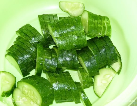 Огурцы помыть, нарезать на дольки. Посолить по вкусу. Стоит учесть, что в салате будет сыр, а он тоже содержит соль.