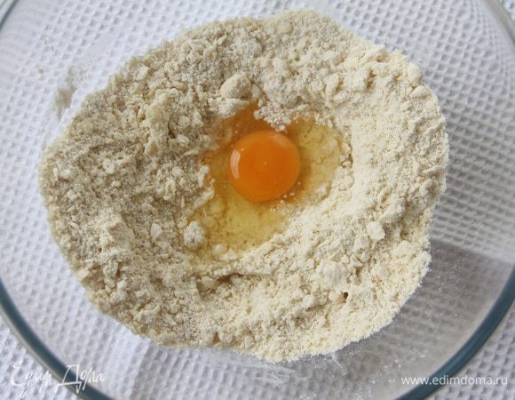 Муку просеять и растереть с маслом, добавить соль, яйцо, воду.