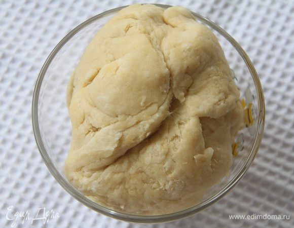 Замесить тесто. Долго не вымешивать, чтобы тесто не получилось жестким. Разделить тесто на 3 части, охладить минут 30.