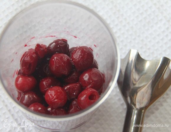 Пока тесто охлаждается, приготовить начинку. 
Пюрировать вишню (у меня 280 г, можно взять чуть меньше или больше).