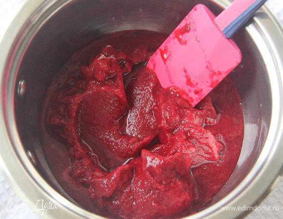 Вишневое пюре положить в сотейник, поставить на огонь. Немного прогреть.