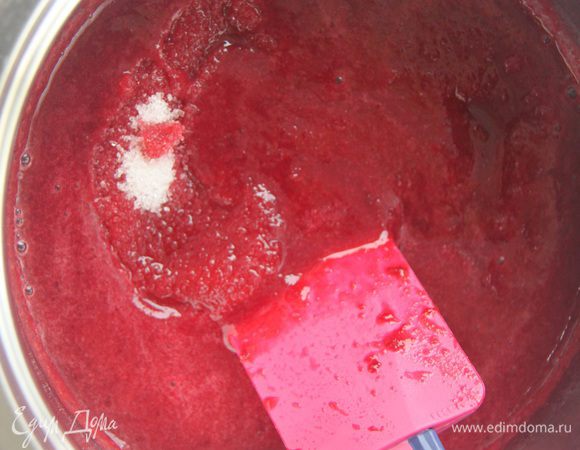 Добавить сахар к вишневому пюре. Проварить 3 минуты с момента закипания.