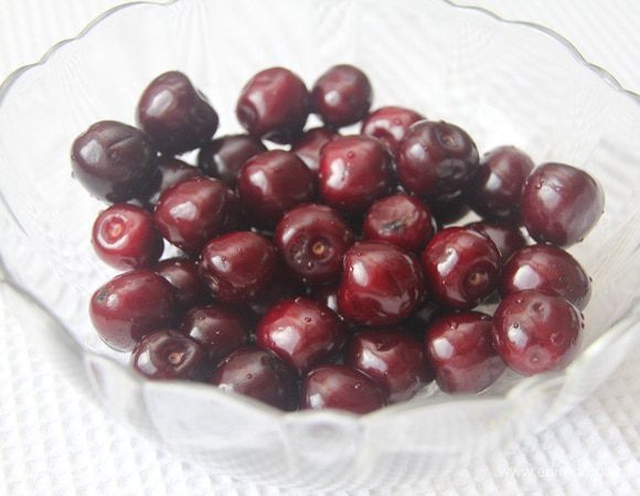 Черешню (300 г) вымыть, удалить косточки, разрезать на половинки.