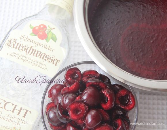 В теплое вишневое пюре добавить 20 мл вишневой водки Kirschwasser (да-да, у меня самый настоящий!), а затем черешню.