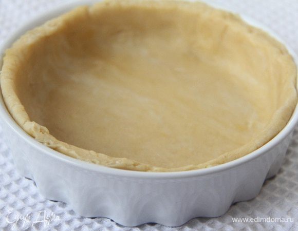 Раскатать каждый кусок теста в пласт, уложить в форму, края обрезать.