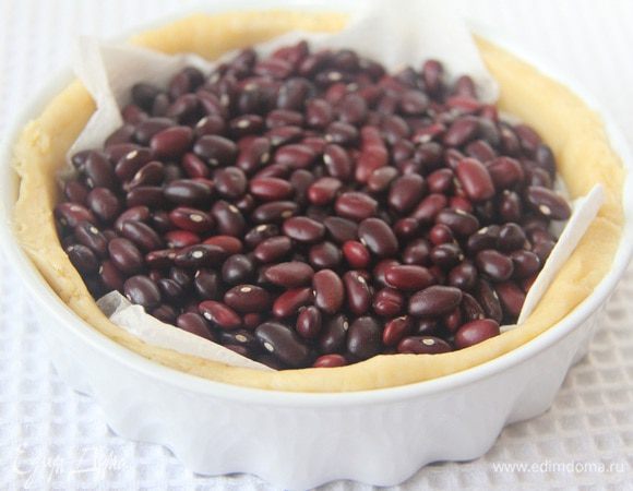 Сверху выложить утяжеление (у меня фасоль). Выпекать при 180°С 20 минут. Затем убрать фасоль и выпекать еще 5 минут. Дать корзинкам полностью остыть.