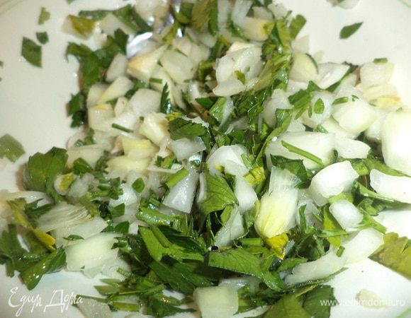 Репчатый лук очистить, порубить, выложить в миску. Добавить зелень петрушки, оливковое масло и винный уксус, перемешать. Убрать на 20 минут в холодильник.