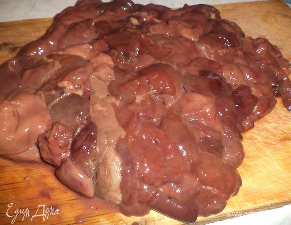 Печенку вымыть и обсушить.
Муку перемешать с кайенским перцем и обвалять в этой смеси печенку.