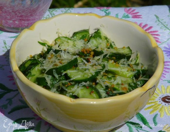 Салат перемешать, добавить горчицу в зернах и оливковое масло, поперчить по вкусу. Приятного аппетита!