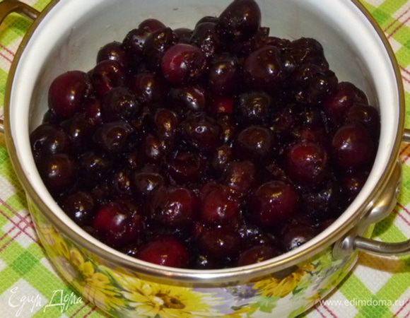 Чистую черешню освободить от косточек и засыпать сахаром.