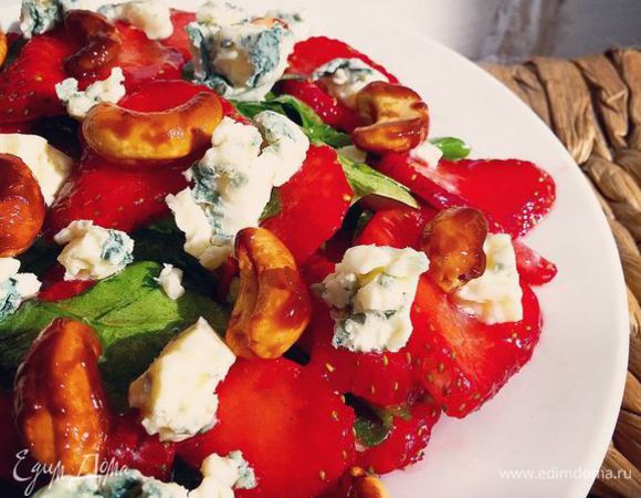 Смешать все ингредиенты для соуса, заправить этой смесью клубнику и шпинат. Сверху выложить раскрошенный сыр (у меня — Bleu d'Auvergne) и обжаренные орехи кешью. 