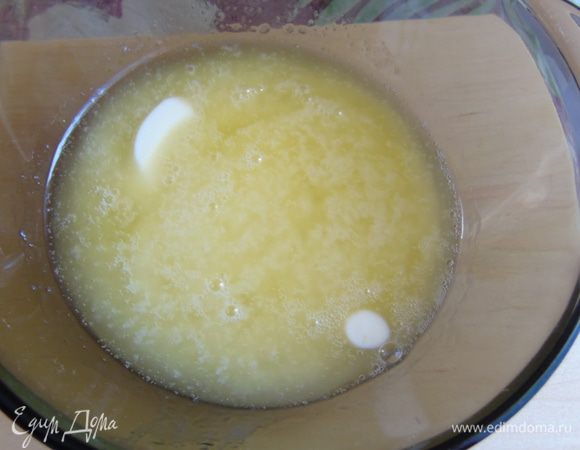 Сливочное масло растопите и охладите.