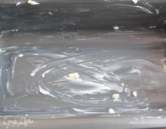 Форму смажьте сливочным маслом.