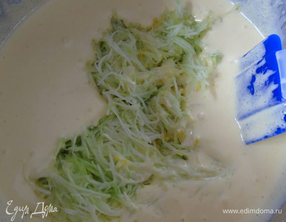 Затем добавьте кабачок и перемешайте.