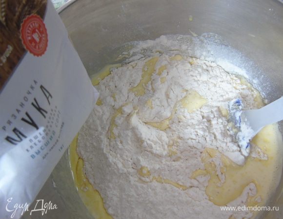 Всыпьте просеянную муку.