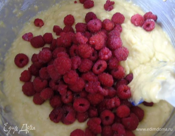 И в самом конце малину. Теперь перемешиваем очень аккуратно.