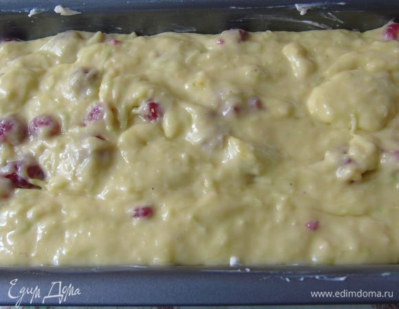 Выливаем тесто в форму и отправляем выпекаться на 45-50 минут.