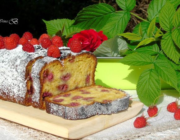 Даем постоять кексу 10 минут в форме, а затем перекладываем на решетку и даем остыть.