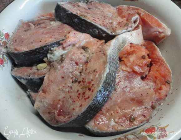 Филе рыбки натереть с обеих сторон солью и красным перцем, сбрызнуть соком половины лимона, оставить мариноваться или стразу выложить в форму для запекания с достаточно высокими краями.