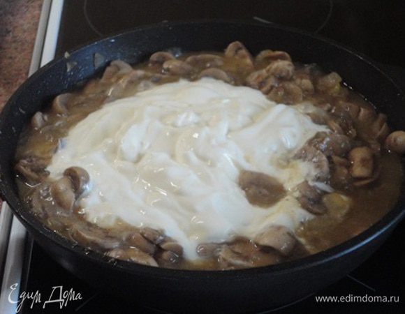 Грибы и лук нарезать достаточно мелко. Правда, у меня были мелкие шампиньоны и я их просто пластинками нарезала. В сковороде разогреть сливочное и растительное масло. Обжарить лук до прозрачности, добавить грибы и тушить не менее 5 минут. Добавить муку, перемешать. Затем добавить сметану. Посолить, поперчить по вкусу.