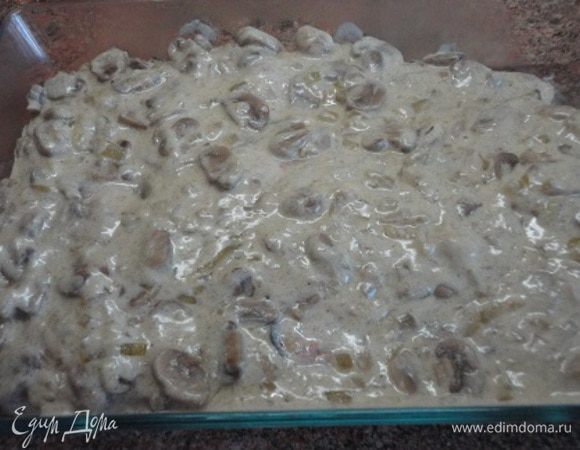 Как только смесь немного загустеет, залить ей рыбу и поставить в уже разогретую до 200°С духовку на полчаса. 
