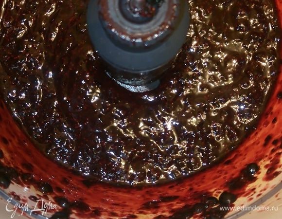 Чернику перетереть с сахаром.