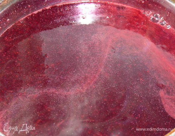 Залить кипятком и проварить 5 мин. В чашке развести крахмал с водой и вить тонкой струйкой, помешивая. Проварить 2 минуты.