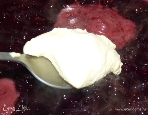 Добавить сливки, ванильный сахар и проварить еще пару минут.