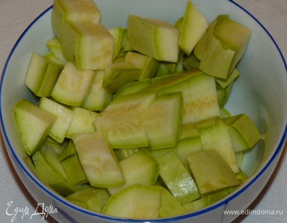 Кабачки нарезать кубиками и отварить до готовности в 800 мл воды. 