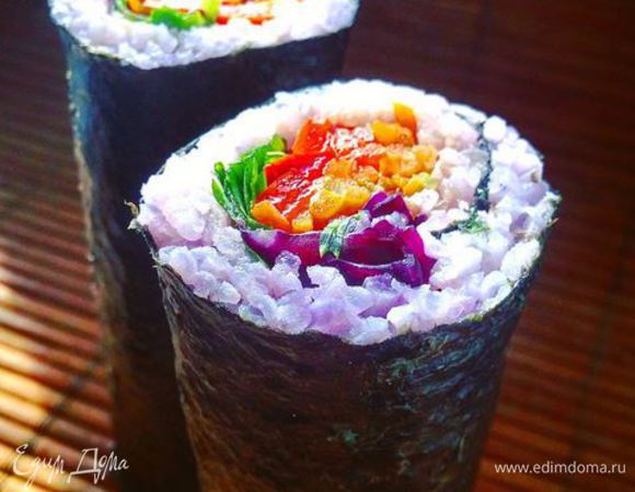 Пока рис остывает, нужно приготовить начинку. Кабачок и морковь почистить и натереть на «корейской» терке. Перец нарезать полосками.
В сковороде (лучше вок) обжарить на масле (у меня подсолнечное) несколько минут перец, кабачок и морковь. Приправить молотым имбирем и красным молотым перцем. Овощи должны стать мягкими, но слегка хрустящими, и немного подрумяниться. Их не следует тушить.