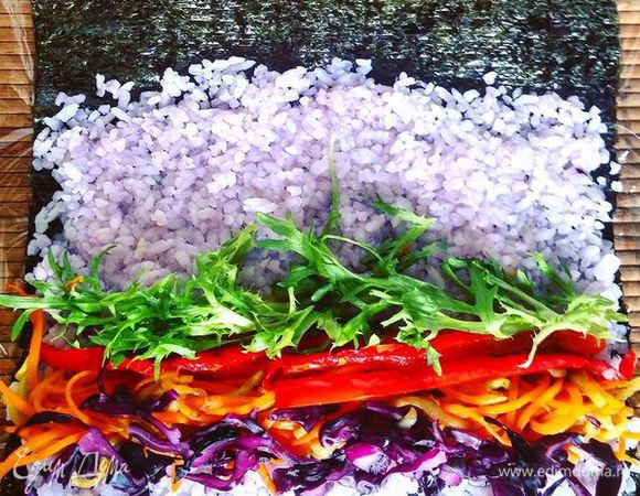 Готовим суширрито, как обыкновенный ролл. 
Коврик для суши обмотать пищевой пленкой. Положить лист нори блестящей стороной вниз. Мокрыми руками (можно в блюдечке приготовить смесь воды и рисового уксуса) выложить на него рис и равномерно распределить по всей поверхности нори, оставляя с одного края 1-2 см, чтобы потом было удобно сворачивать. Каждый раз, когда берется новая порция риса, нужно смачивать руки в воде, чтобы рис не прилипал к рукам. 
Выложить начинку и скрутить ролл. 