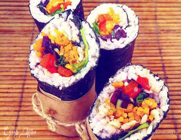 Разрезать готовый суширрито пополам. Для удобности завернуть в бумагу, фольгу или пищевую пленку.
Приятного аппетита!