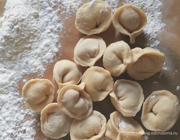 Высыпаем муку и соль, делаем небольшое углубление, добавляем яйцо, перемешиваем, затем постепенно добавляем воду. Вымешиваем тесто до получения послушной и гладкой консистенции. Тем временем делаем фарш с добавлением лука, перца и специй. Далее лепим пельмени. Разложить пельмени на поднос или полку в морозильнике в сантиметре друг от друга, так они подсохнут и не слипнутся  в последствии до полного замораживания, затем сложить в нужную посуду.