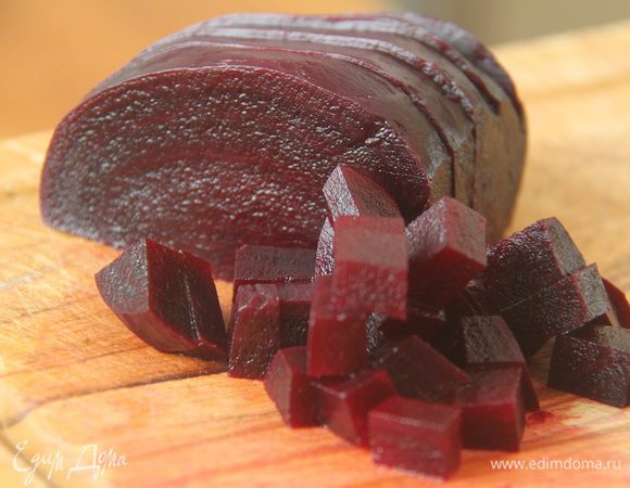 Отварную свеклу нарезать небольшим кубиком.