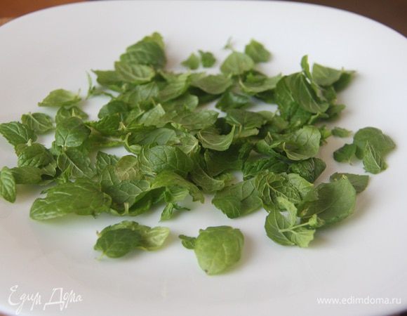 На тарелку выложить листики мяты.