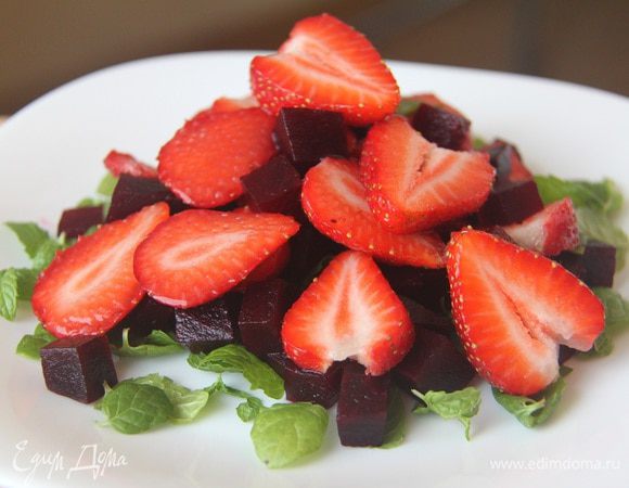 Затем выложить кубики свеклы и нарезанную пластинками клубнику.