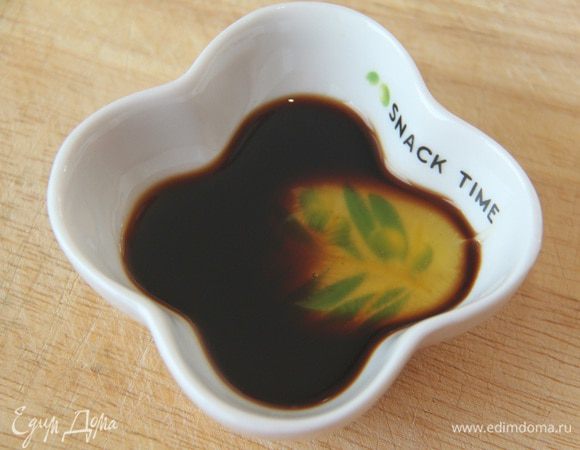 Для заправки соединить мед и бальзамический уксус.