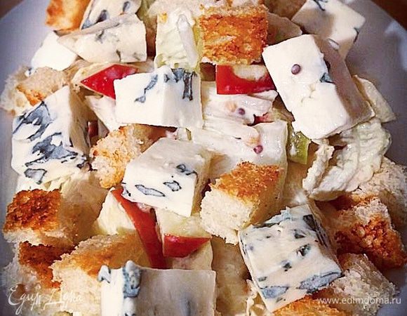 Капусту и яблоко заправить дрессингом, перемешать. Перед подачей сверху выложить гренки и сыр. 