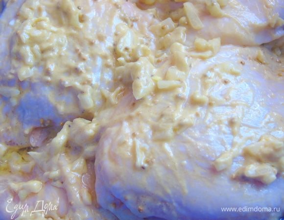 Бедрышки хорошенько обваляйте в маринаде и оставьте на 20-30 минут.