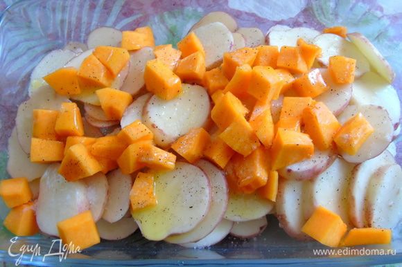 Картофель помойте, не очищайте, нарежьте кружочками и выложите в форму для запекания. Тыкву нарежьте кубиками и отправьте к картофелю. Посолите, поперчите и сбрызните оливковым маслом.
