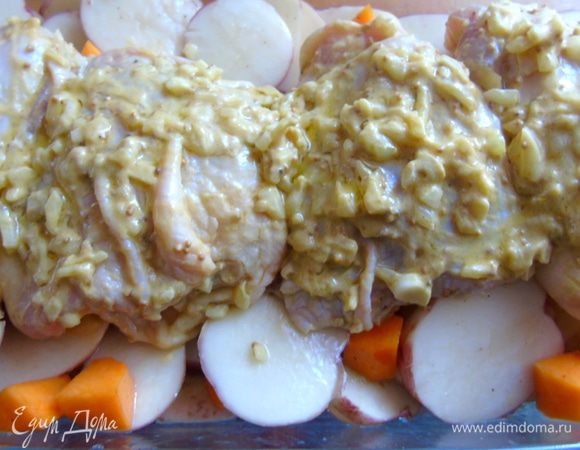 Сверху выложите бедрышки, остатки маринада разложите поверх курицы.