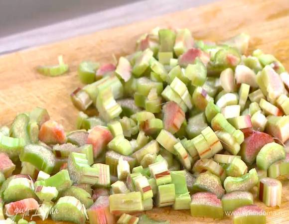 Ревень почистить и мелко порезать.