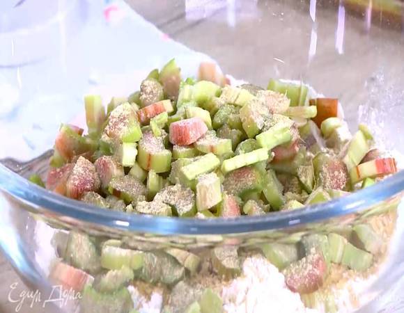 Муку соединить с сахаром, разрыхлителем, молотым имбирем и солью, добавить ревень и все перемешать.