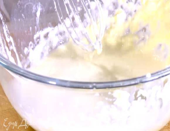 Сливочный сыр соединить с молоком, яйцами, ванильным экстрактом и предварительно размягченным сливочным маслом и взбить все блендером с насадкой-венчиком на низкой скорости.