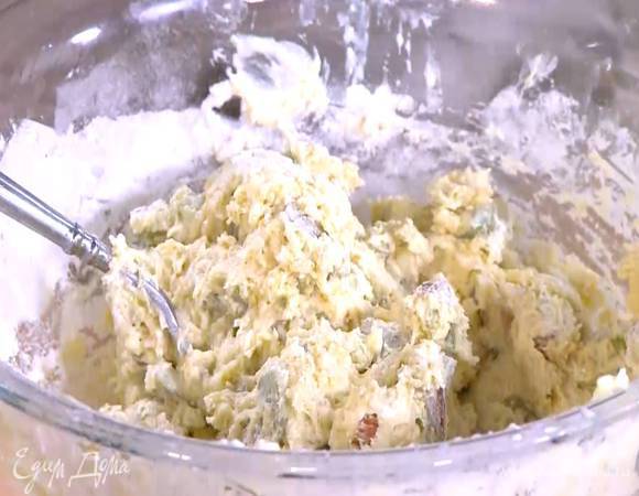 В сливочно-молочную смесь добавить муку с ревенем и вымешать тесто.