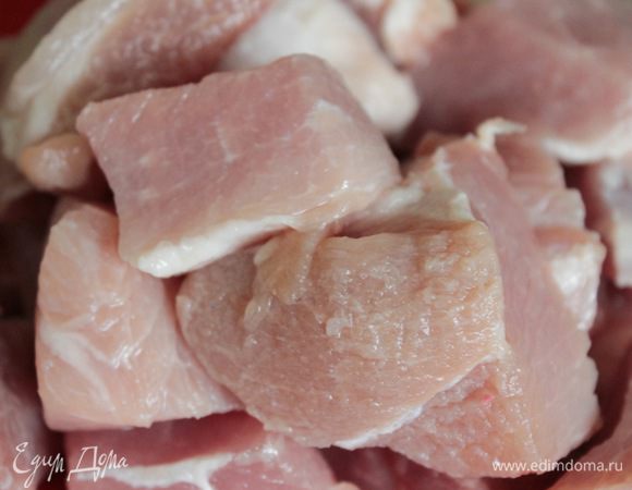 Свинину лучше взять не очень жирную, нарезать на крупные куски.