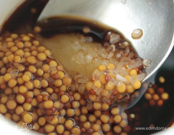 Приготовить заправку: смешать соевый соус, горчицу, натертый на мелкой терке корень имбиря, мед. Красную смородину засыпать сахаром и дать постоять 5 мин.