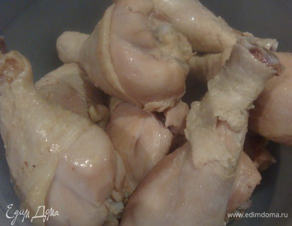 Предварительно отварить куриные голени. Остудить.