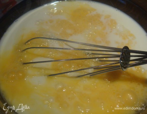 Яйца и молоко взбить немного венчиком.