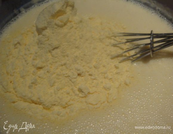 Добавить пшеничную муку и кукурузную муку, соль, разрыхлитель теста и 4 ст.л. растительного масла. Все хорошо перемешать венчиком. Тесто получается жидковатое, как на блины.